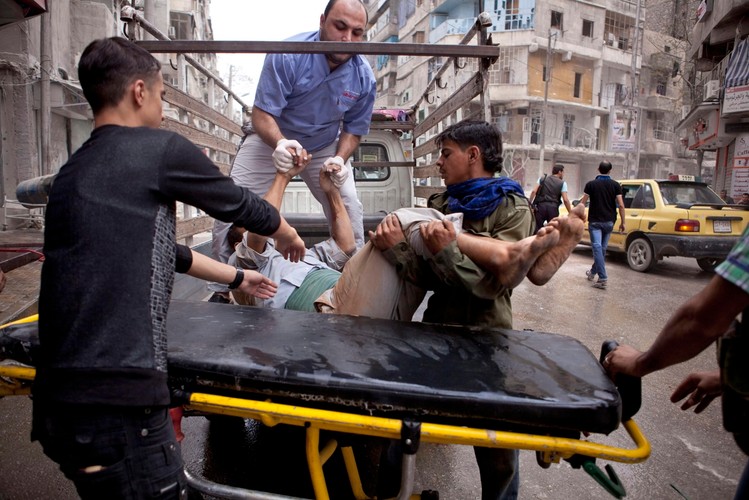 Rannych do szpitala dowozi się półciężarówkami. Karetek jest za mało