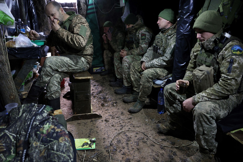 Ukraińscy żołnierze w podziemnym schronie na linii frontu w pobliżu Bachmutu w obwodzie donieckim, 18 listopada 2023 r.