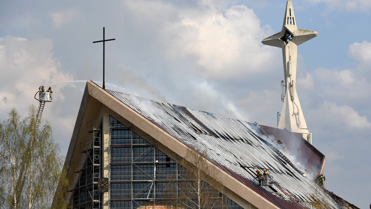 Osiem zastępów straży pożarnej gasi w środę po południu pożar dachu kościoła pw. św. Maksymiliana Kolbego w Białymstoku - poinformowała straż pożarna. Nikomu nic się nie stało; miejsce zabezpiecza policja.