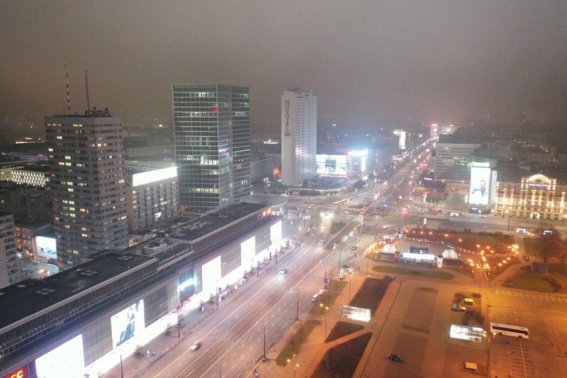 Widok z drona na opustoszałe centrum Warszawy