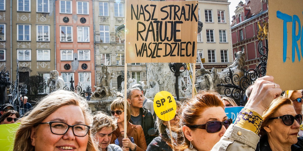 Związek Nauczycielstwa Polskiego zapowiada od 15 października strajk włoski. ZNP w pierwszej kolejności chce, aby nauczyciele nie prowadzili kół zainteresowań za darmo, ale otrzymywali z tego tytułu wynagrodzenie - pisze "DGP".