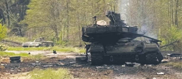 Niezniszczalny czołg T90M spalony przez Ukraińców w – położonej ok. 25 km od granicy rosyjskiej – miejscowości Stary Sałtiw pod Charkowem