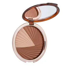 Pour obtenir un glow parfait, utilisez la poudre bronzante «Goddess» d’Estée Lauder pour 69,90 francs, via Marionnaud.