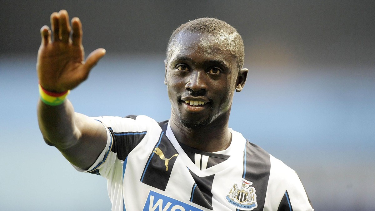 Newcastle United po spadku z Premier League nie zdołało utrzymać w składzie Papissa Cisse. Reprezentant Senegalu zdecydował się na przenosiny do Chin. Nowym klubem napastnika został Shandong Luneng, którego trenerem jest Felix Magath.