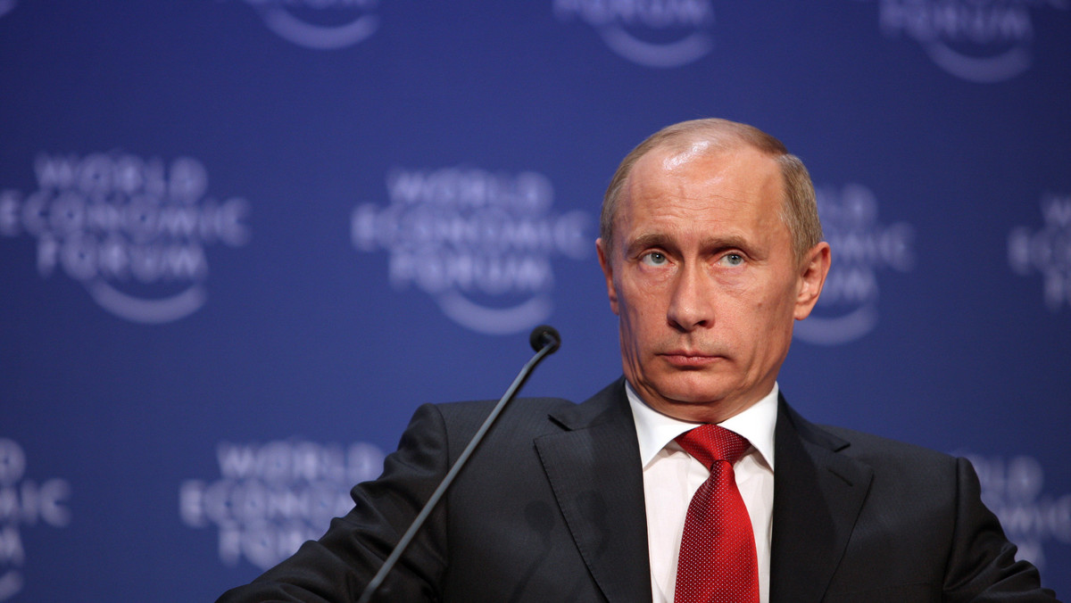 Unia Europejska i USA podtrzymują sankcje gospodarcze przeciwko Rosji, które dotyczą m.in. sektora naftowego. Na kolejnym spotkaniu Klubu Wałdajskiego Prezydent Rosji Władimir Putin skarży się i ostrzega. Namawia Europę do wyłamania się z reżimu sankcji.