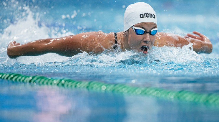 A sportolónő már az új technikával győzött a budapesti NégynNemzet versenyen 100 m pillangón /Fotó: MUSZ Derencsényi István