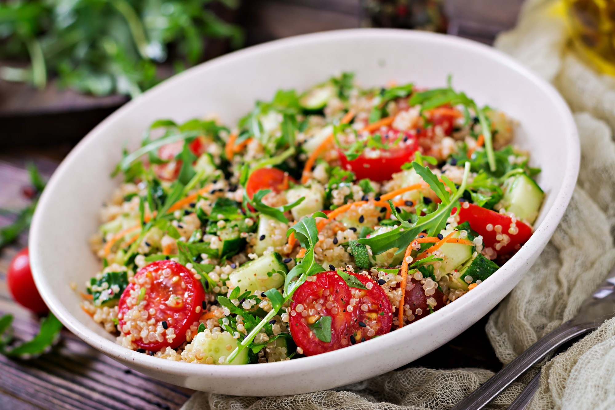 Quinoa je výbornou prílohou aj základom zdravých šalátov plných vitamínov, vlákniny a kvalitných bielkovín.