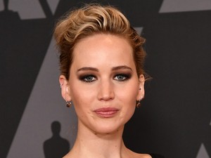 Megbabonázóan gyönyörű Jennifer Lawrence a hasvillantós gálaruhában