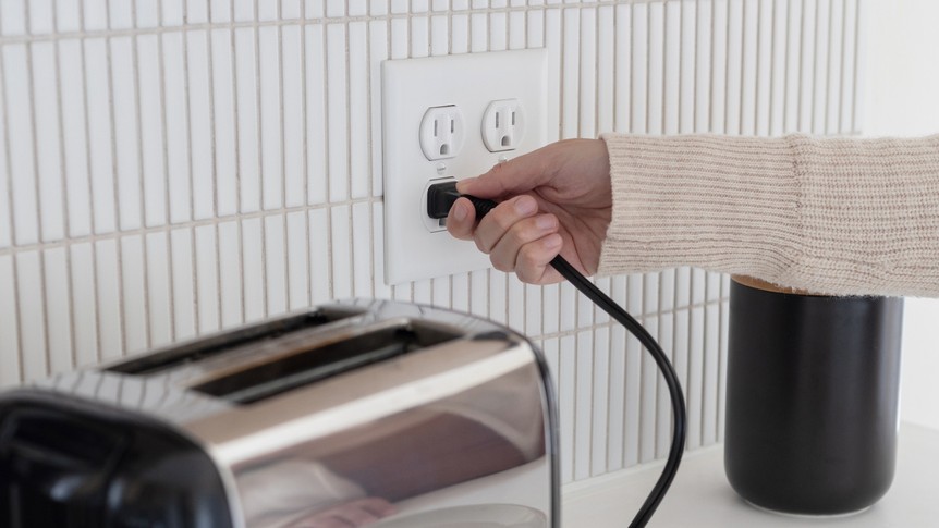Aj po vypnutí môžu niektoré spotrebiče naďalej odoberať malé množstvo elektriny.