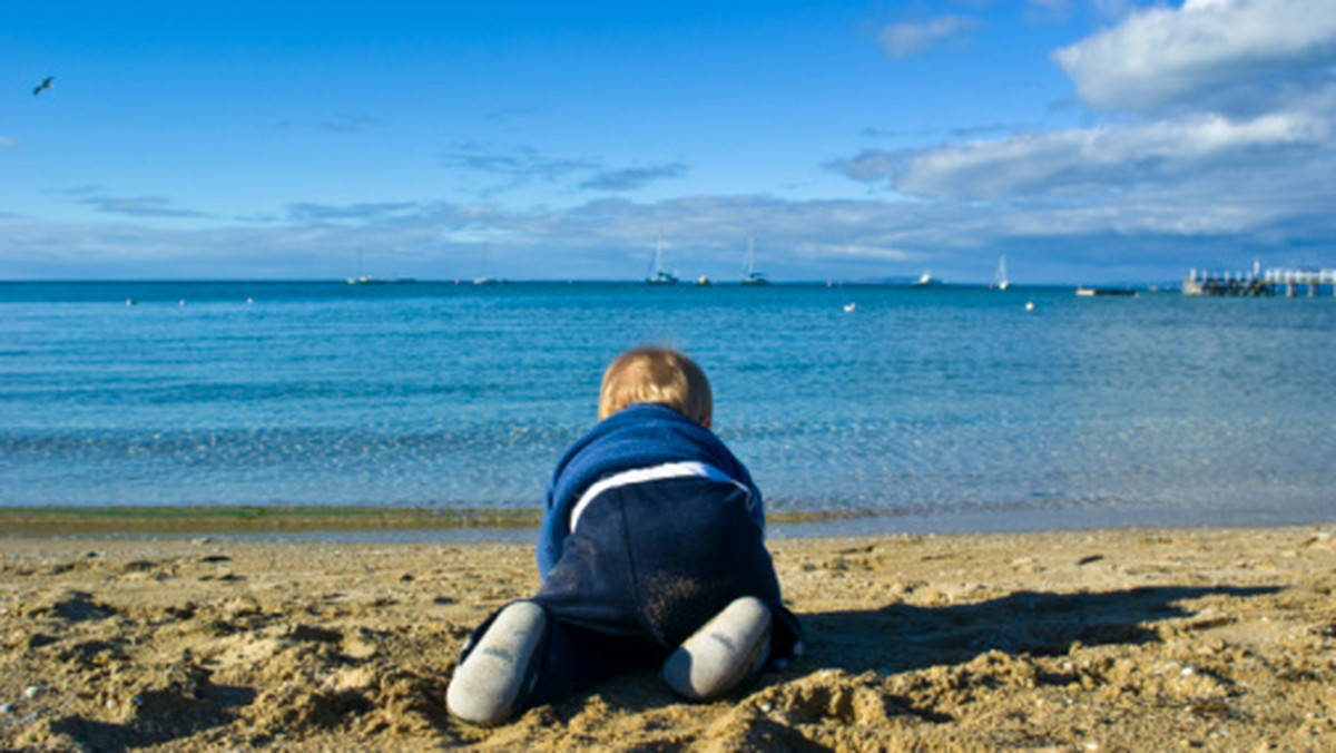 Dzieci załatwiają swoje potrzeby na plaży? Upadek obyczajów, czego je uczą?