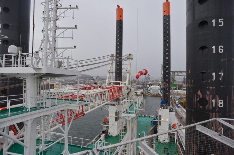 Stocznia Crist to prywatna stocznia założona w 1990 roku. Współpracuje z firmami z wielu krajów i specjalizuje się w urządzeniach hydrotechnicznych, wyróżniając się produkcją jednostek do stawiania morskich farm wiatrowych. W 2010 roku spółka kupiła suchy dok po upadłej Stoczni Gdynia, co umożliwia jej produkcję nowoczesnych statków.<br>
Na zdjęciu statek do instalacji farm wiatrowych 'Vidar', 6 bm. przy nabrzeżu gdyńskiej stoczni 'Crist', w której został zbudowany. Zdj. PAP/Adam Warżawa