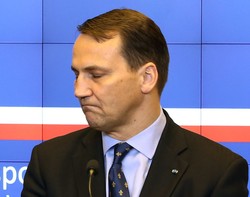 Sikorski ostro odpowiada Kaczyńskiemu. "Nie ma takich słów..."