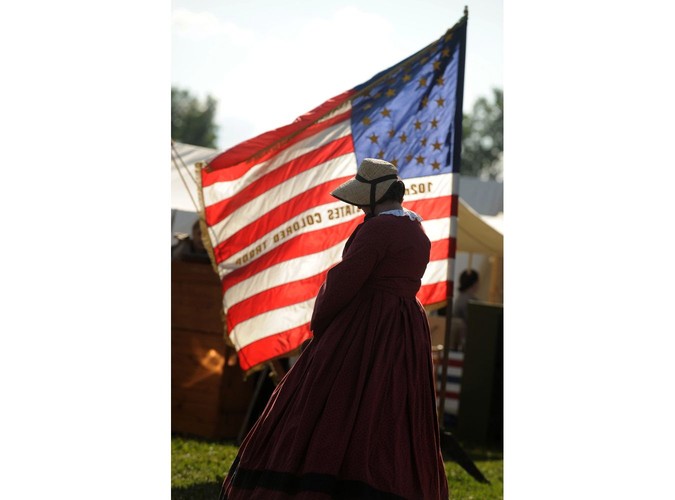 Bo męska rzecz być daleko, a kobieca - wiernie czekać. Aż mężczyzna wróci z pola bitwy