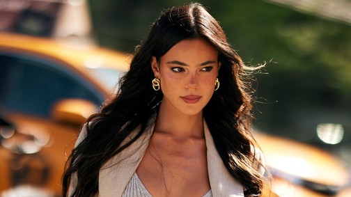 A „gloss hair” hajtrend, azaz a tükörfényű haj a nők legújabb kedvence: mutatjuk hozzá a legjobb eszközöket