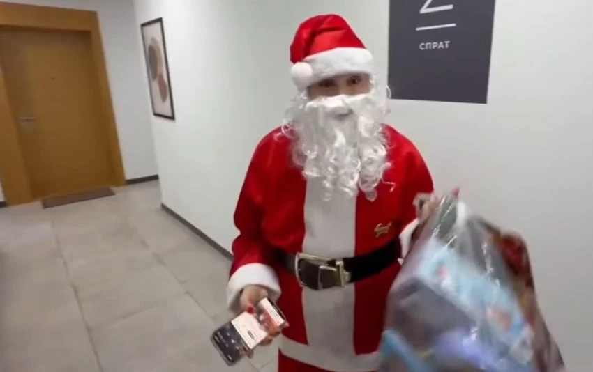 Anabela se prerušila u Deda Mraza, ovakva uletela u stan kod Lune i Marka: Unuke presrećne