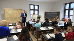 najbardziej doświadczeni nauczyciele bez premii w 2026 roku. nowe przepisy ich wykluczają