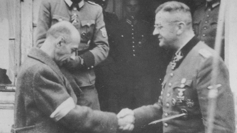 Komendant Główny AK, generał Tadeusz "Bór" Komorowski, po spotkaniu z SS-Obergrupenführerem Erichem von dem Bach-Zelewskim w jego kwaterze w Ożarowie Mazowieckim. 4 października 1944 (domena publiczna)