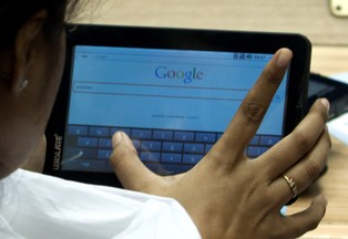 Operatorzy telewizyjni gonią za widzem i jego tabletem