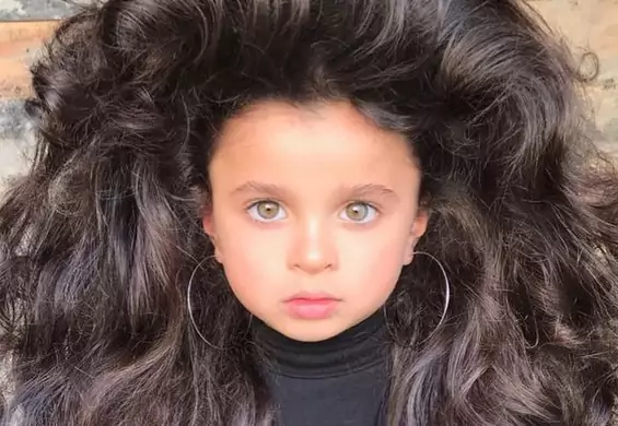 Ma 5 lat, burzę włosów, a jej zdjęciami zainteresował się Vogue - to zabieranie dzieciństwa?