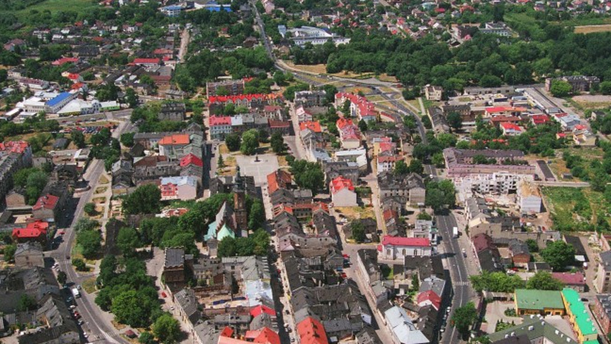 Kto odwiedzi Radom i spędzi tam przynajmniej parę godzin, najpewniej zmieni swe o nim zdanie (miasto wciąż wielu osobom nie kojarzy się z niczym lub uznawane jest za bardzo brzydkie, wręcz najbrzydsze w Polsce). Atrakcji tu nie brakuje. Ba, mamy tu nawet prawdziwą fabrykę broni.