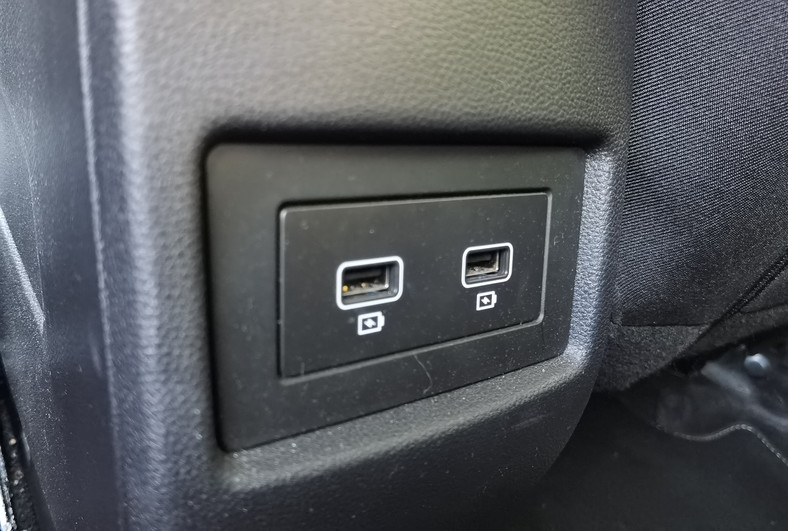 Dacia Duster Journey 150 TCE EDC - porty USB są także z tyłu