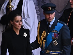 Katalin hercegné megható módon tisztelgett ékszereivel Erzsébet királynő előtt