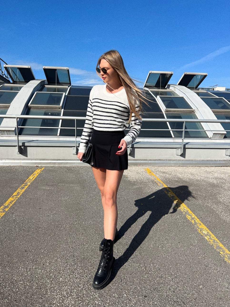 Ez a szoknya, bakancs és pulóver kombó remek választás együtt