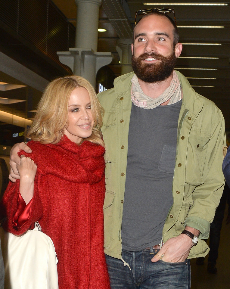 Kylie Minogue i Joshua Sasse