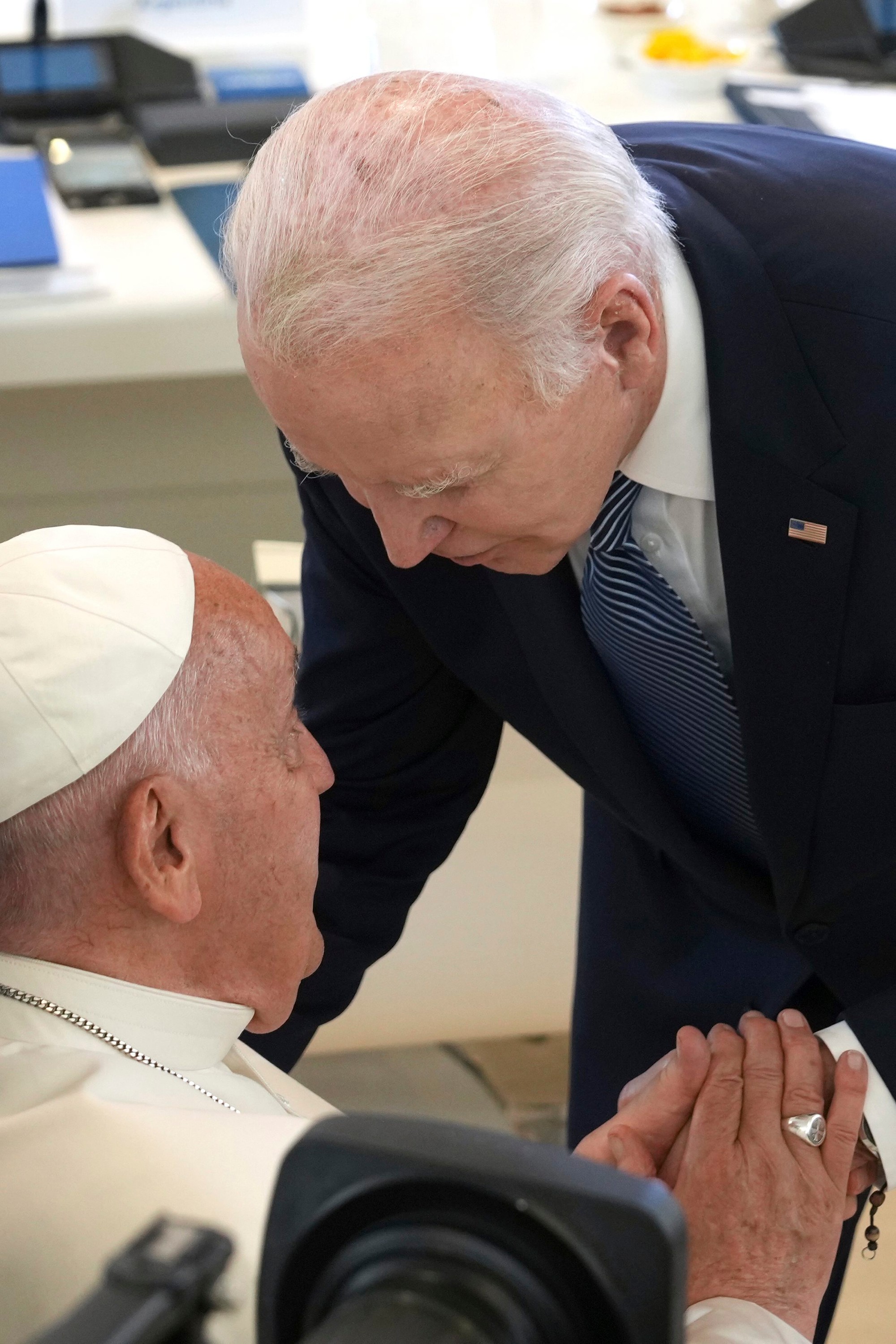 Pápež František a americký prezident Joe Biden počas stretnutia v rámci trojdňového summitu svetových lídrov G7.