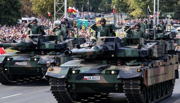 Wojsko wychodzi z koszar. Z pomocą nadchodzą sojusznicy