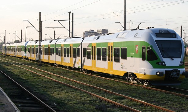 Pociąg Stadler Flirt ER75 w barwach Kolei Mazowieckich