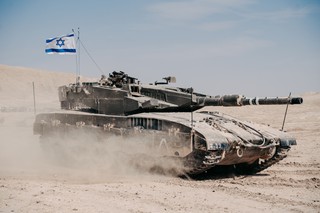 Francuzi się obrażają, Niemcy płacą miliardy. A Izrael wygrywa