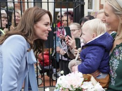 Księżna Kate za barem machająca shakerem - zabawa była przednia! FOTO