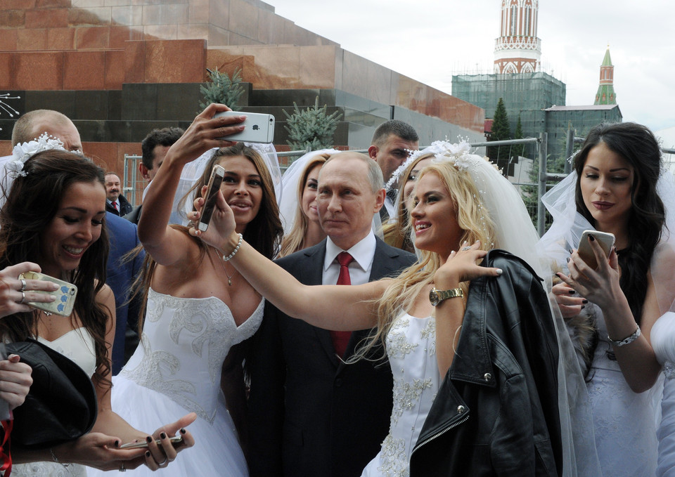 Władimir Putin w Dniu Moskwy, 10 września 2016 r. spotkał na placu Czerwonym "panny młode"