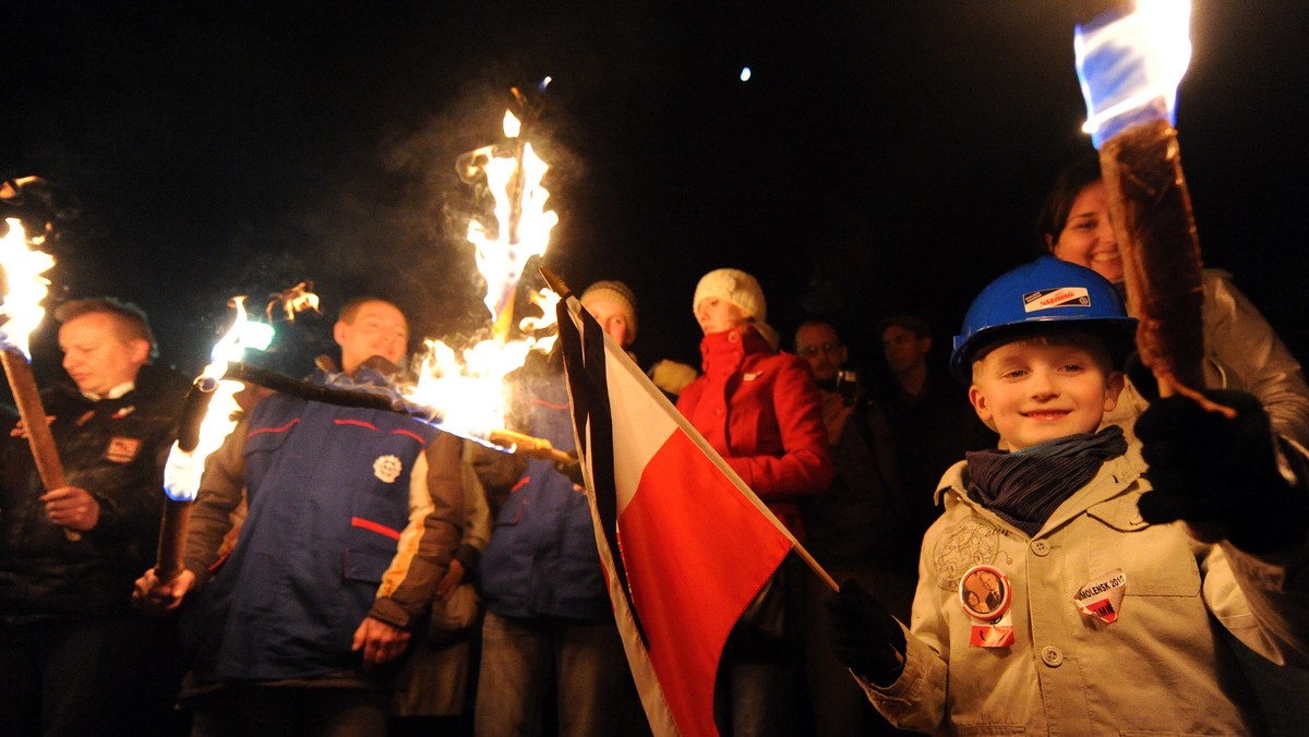 Grupa osób ze Stowarzyszenia Solidarnii 2010, która została pod Pałacem Prezydenckim po tym jak przyszli tam w ramach "marszu pamięci", zapowiedziała, że nie odejdzie z Krakowskiego Przedmieścia, póki Donald Tusk nie stanie przed Trybunałem Stanu.