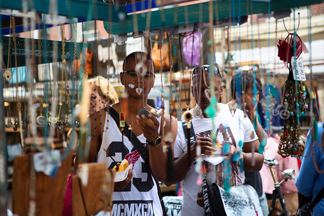 Obľúbený trh Albert Cuyp Market v štvrti De Pijp.