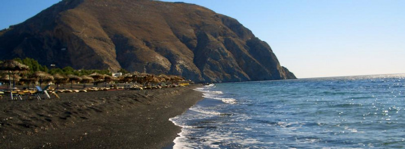 Plaża Perissa - niezwykle popularna plaża na Santorini. Turyści szturmem przyjeżdżają na długą, czarną plażę. Tak, piasek na plaży …. Jest czarny. To właśnie jest cały sekret popularności tego miejsca.