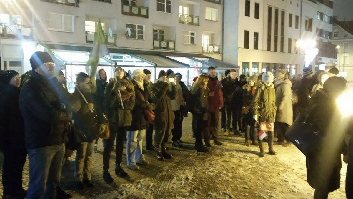 Około 40 osób zgromadziło się dziś na proteście studentów na Placu Wolności w Opolu. Obok manifestowała grupka młodych osób z Obozu Narodowo Radykalnego.