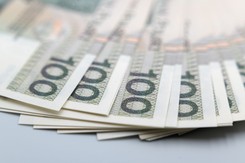 ZUS wypłaca dodatkowe 400 zł do emerytury. Wystarczy złożyć prosty wniosek