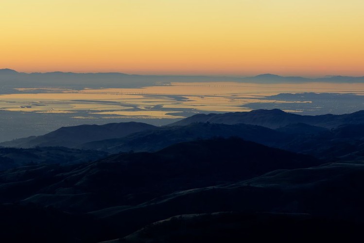 Mountain View jest częścią Doliny Krzemowej. Leży w Kalifornii w hrabstwie Santa Clara i sąsiaduje z Palo Alto. Na zdjęciu: Dolina Krzemowa o zachodzie słońca