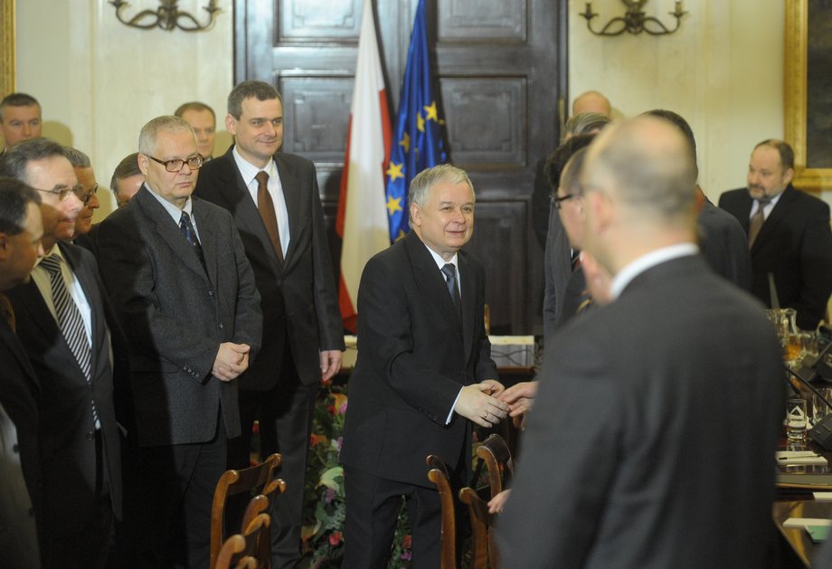 Szczyt społeczny w Pałacu Prezydenckim poświęcony kryzysowi społecznemu oraz stagnacji gospodarczej. Na zdjęciu: prezydent Lech Kaczyński, premier Donald Tusk, Adam Glapiński, Paweł Wypych. Warszawa 25.02.2009 r. 