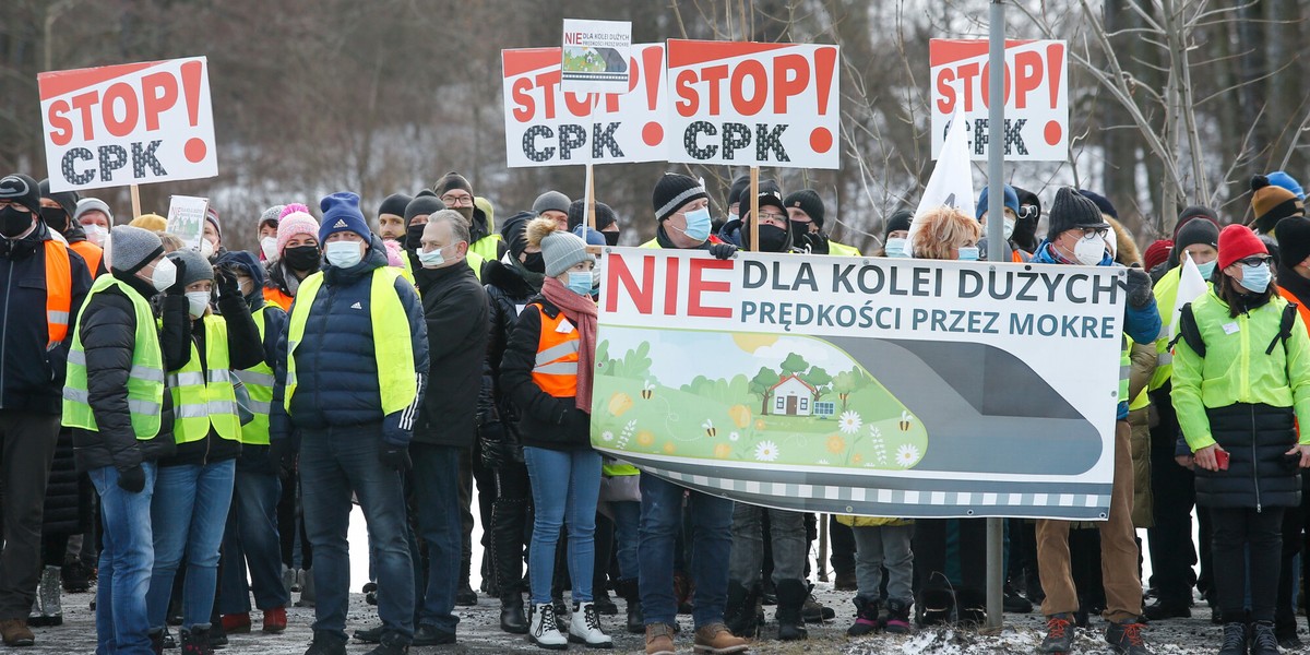 Część lokalnych mieszkańców jest przeciwna budowie Centralnego Portu Komunikacyjnego. Na zdjęciu: protest w Mikołowie przeciwko planom budowy linii kolejowej do CPK, 29 stycznia 2022 r.