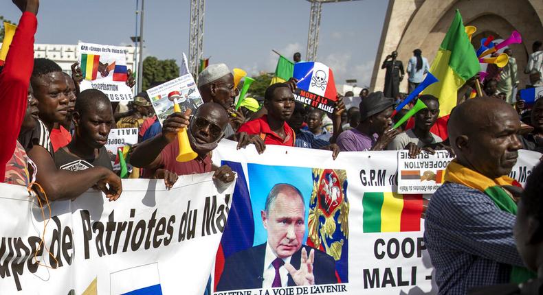 Des Maliens manifestent ce 22 septembre 2020 pour réclamer le départ des troupes françaises et l'arrivée de soldats russes - AP