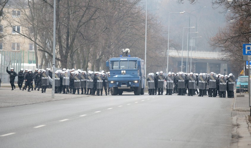 Ćwiczenia policyjnych odziałów prewencji na ul. Łazienkowskiej przy stadionie Legii Warszawa