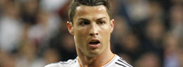 2. Portugalski piłkarz Cristiano Ronaldo Łączne zarobki: 80 mln dol. Pensja i nagrody: 52 mln dol. Kontrakty reklamowe: 28 Numer dwa na liście, Cristiano Ronaldo, jest godnym następcą Davida Beckhama. Miał świetny rok na boisku - strzelił w sumie 69 bramek, za co po raz drugi w karierze zdobył w 2013 roku Złotą Piłkę, najbardziej prestiżowe indywidualne wyróżnienie w futbolu. W związku z tym Real Madryt podpisał z nim pięcioletni kontrakt wart 206 mln dolarów. W związku z sukcesami sportowymi Ronaldo posypały się też intratne kontrakty reklamowe. Główni sponsorzy gwiazdy reprezentacji Portugalii (w sumie jest ich 11) to Samsung, Tag Heuer, Fly Emirates, Herbalife, a zwłaszcza Nike. Ronaldo doczekał się nawet własnej marki bielizny oznaczonej jako CR7.