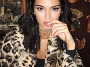Kendall Jenner papucs-zokni párosítása borzalmas lenne, ha nem ő viselné!