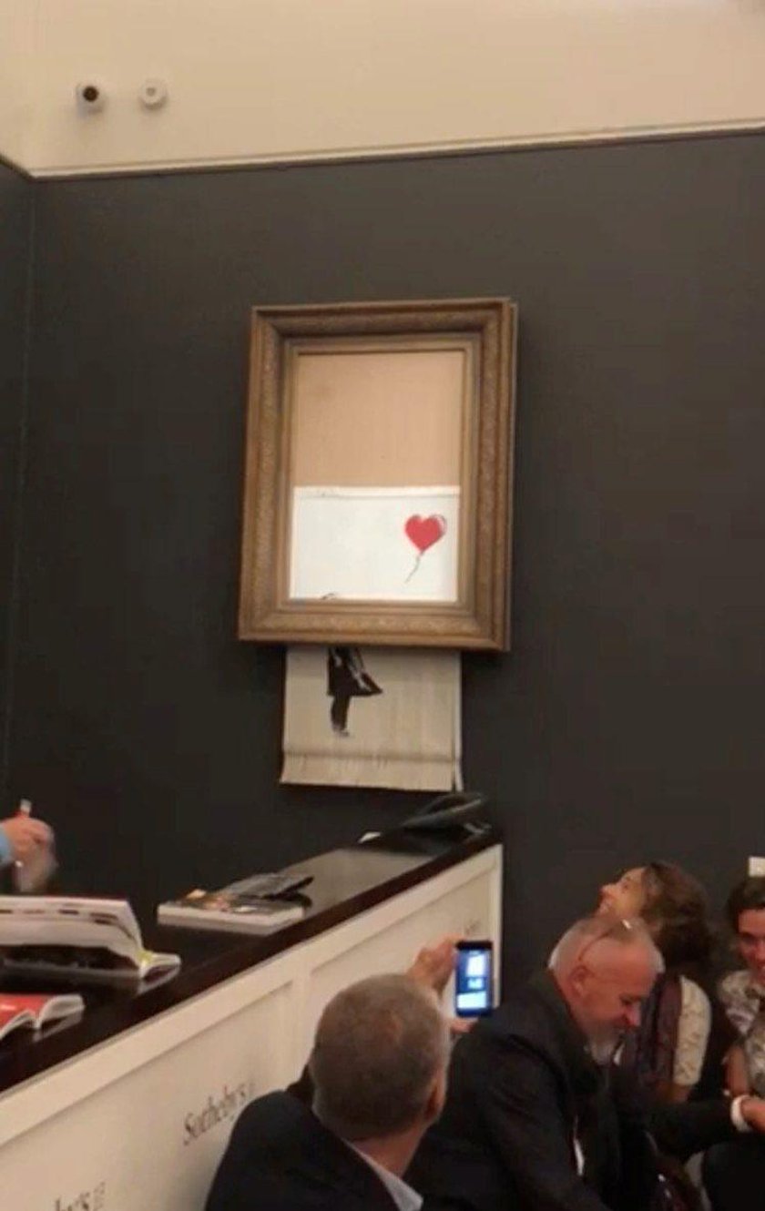 Banksy zamontował niszczarkę w ramie obrazu i zniszczył go wylicytowaniu za 1 mln dolarów