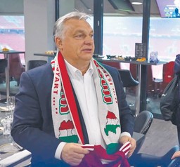 Historia pewnego szalika Viktora Orbána [OPINIA]