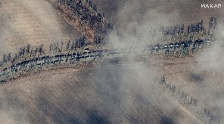 Egy több mint 5 kilométeres katonai konvoj tart Kijev irányába /Fotó: EPA/MAXAR TECHNOLOGIES HANDOUT