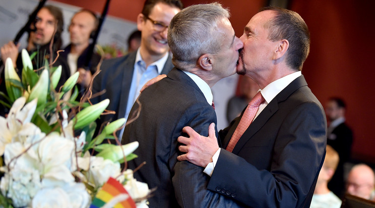 Karl Kreile és Bode Mende házassági csókja Berlinben /Fotó: AFP